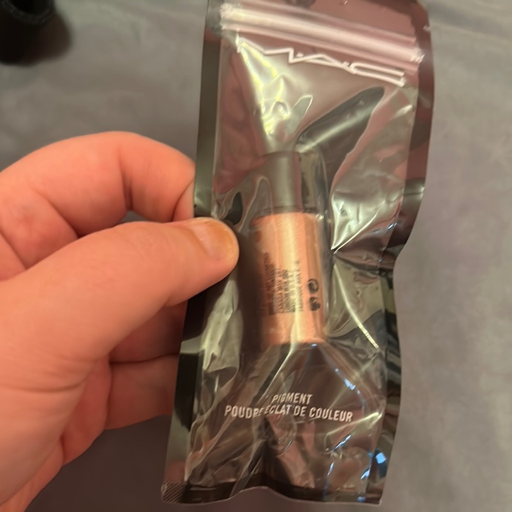 MAC Pigment in Shimmering Gold